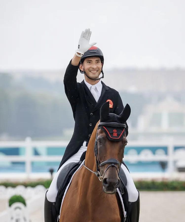 乌克兰马术选手出色表现夺得头筹 乌克兰马术选手出色表现夺得头筹